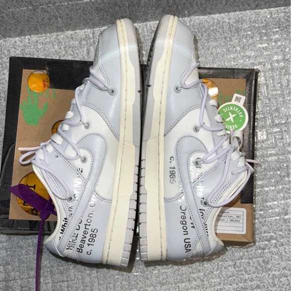 Like brand new, no crease, no scuff marks, come with box - Picture 5 of 11